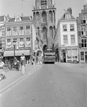 881106 Gezicht in de Servetstraat te Utrecht, vanaf de Maartensbrug, met een autobus. Links het pand Vismarkt 23 en ...